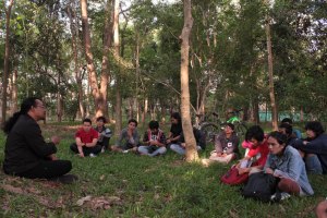 Harmoni Folklore -- Suasana harmonis yang tercipta dalam salah satu rangkaian kegiatan Debu Nusantara Kolektif dengan peserta lintas generasi untuk melestarikan budaya tutur di Hutan Malabar, Kota Malang pada (28/10/2012) (photo by dharul)